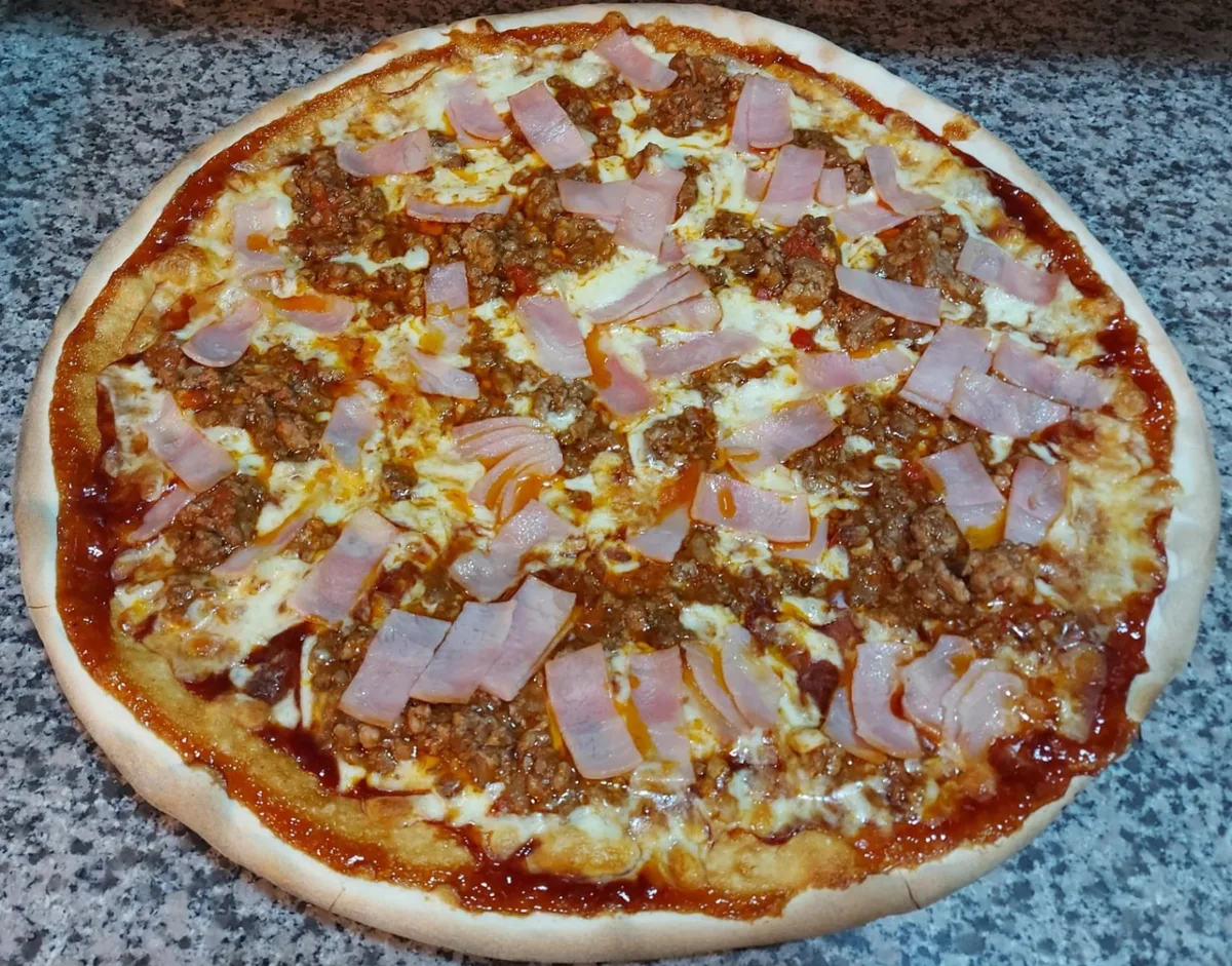 Barbacoa: tomate, mozzarella, ternera, cerdo, cebolla, aliño de especias y salsa barbacoa