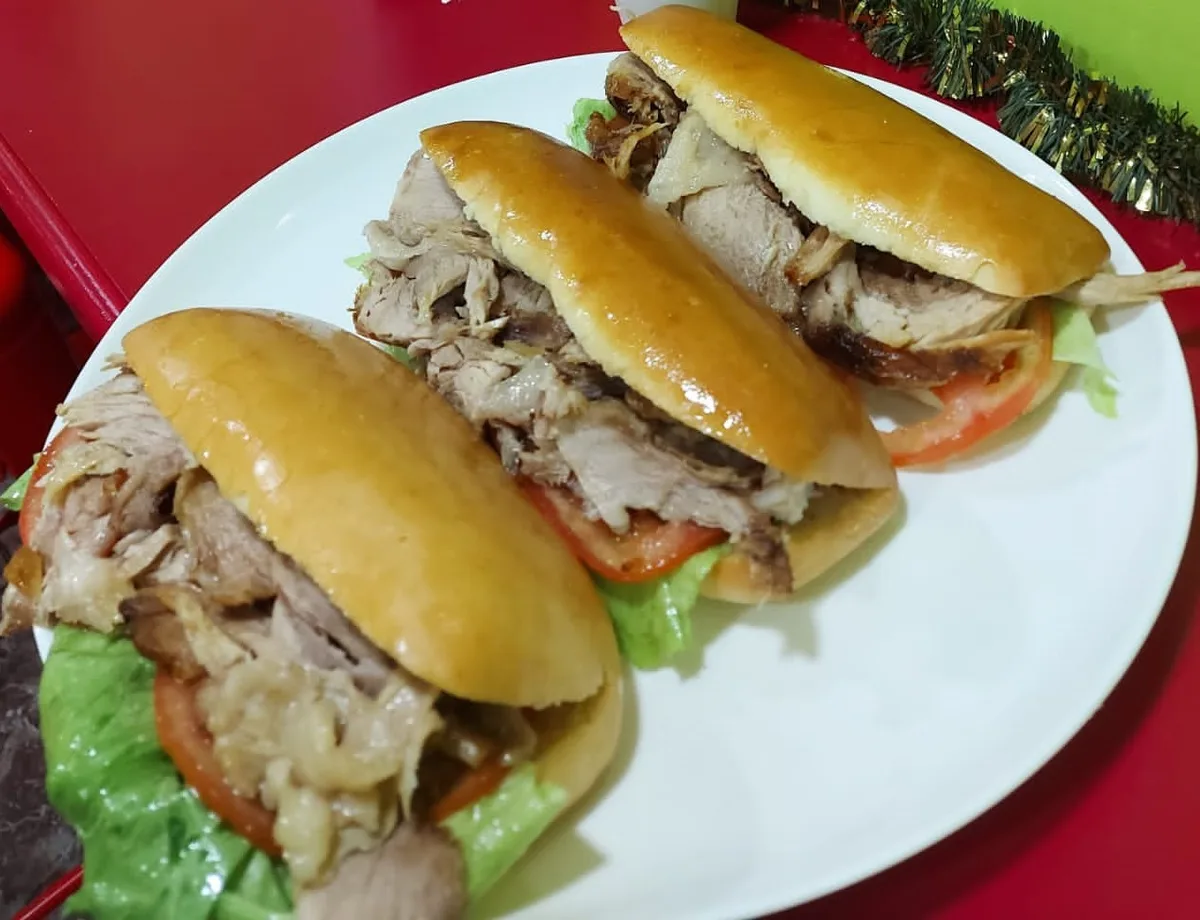 Bocata de cerdo asado al horno: paleta de cerdo asada al horno, lechuga y tomate