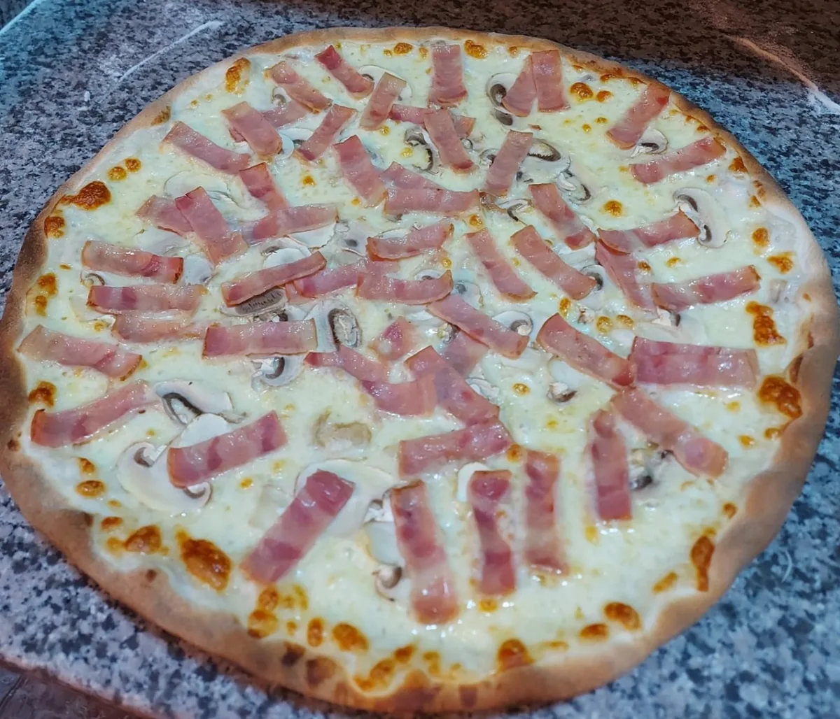 Pizza Carbonara: mozzarella, nata especial carbonara, champiñón laminado y bacon