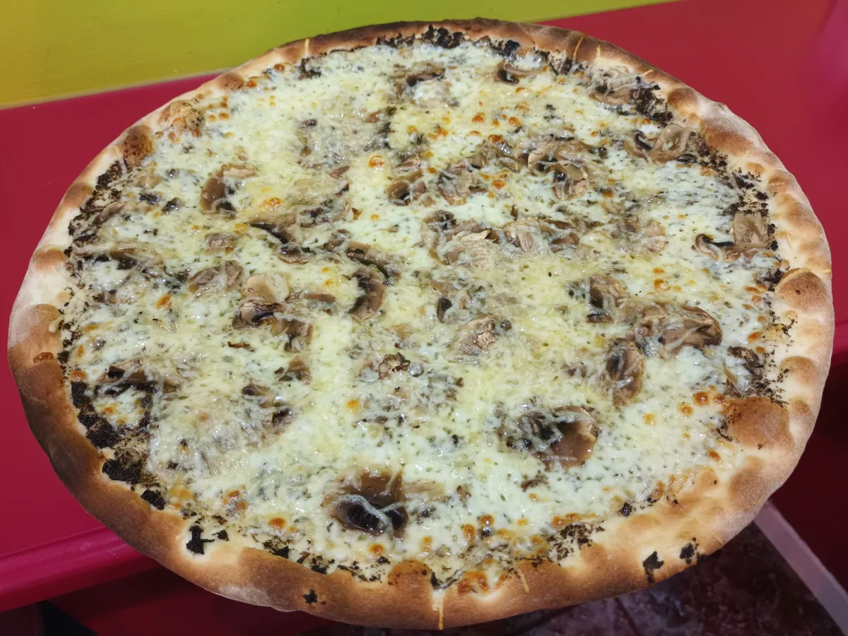 Crema Tartufo: crema tartufo, emmental, mozzarella y champiñón laminado