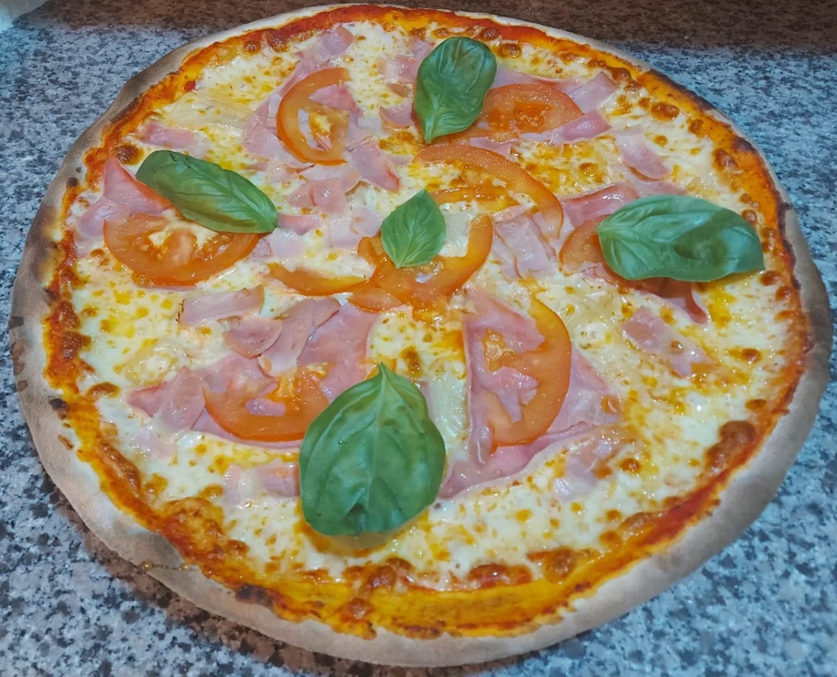 Extrabuena: tomate, mozzarella, tomate en rodajas, jamón York, grana padano, bacon, cebolla…
