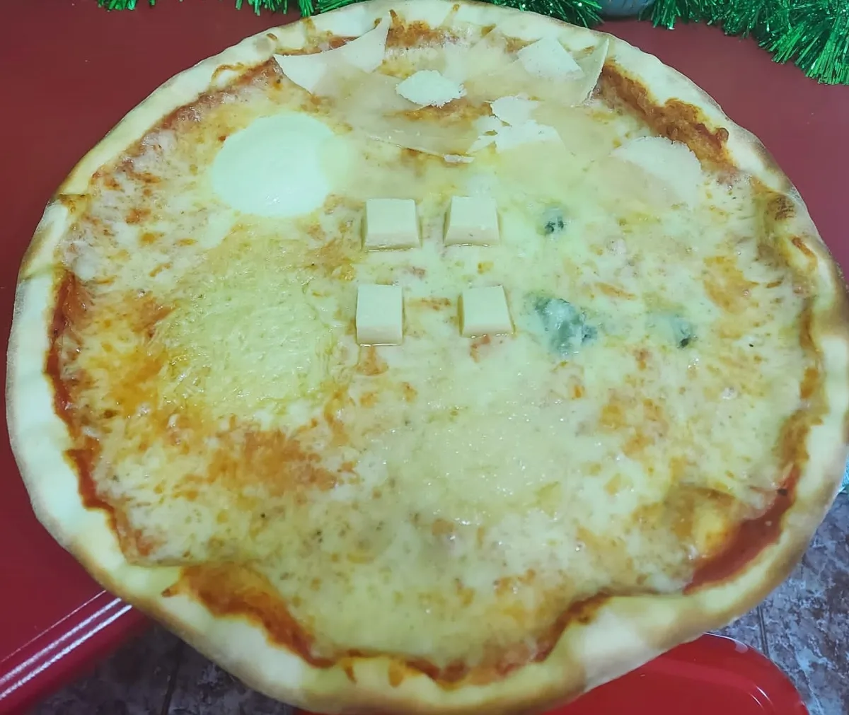 7 Quesos: tomate, mozzarella, emmental, parmesano, búfala, curado de oveja y gorgonzola