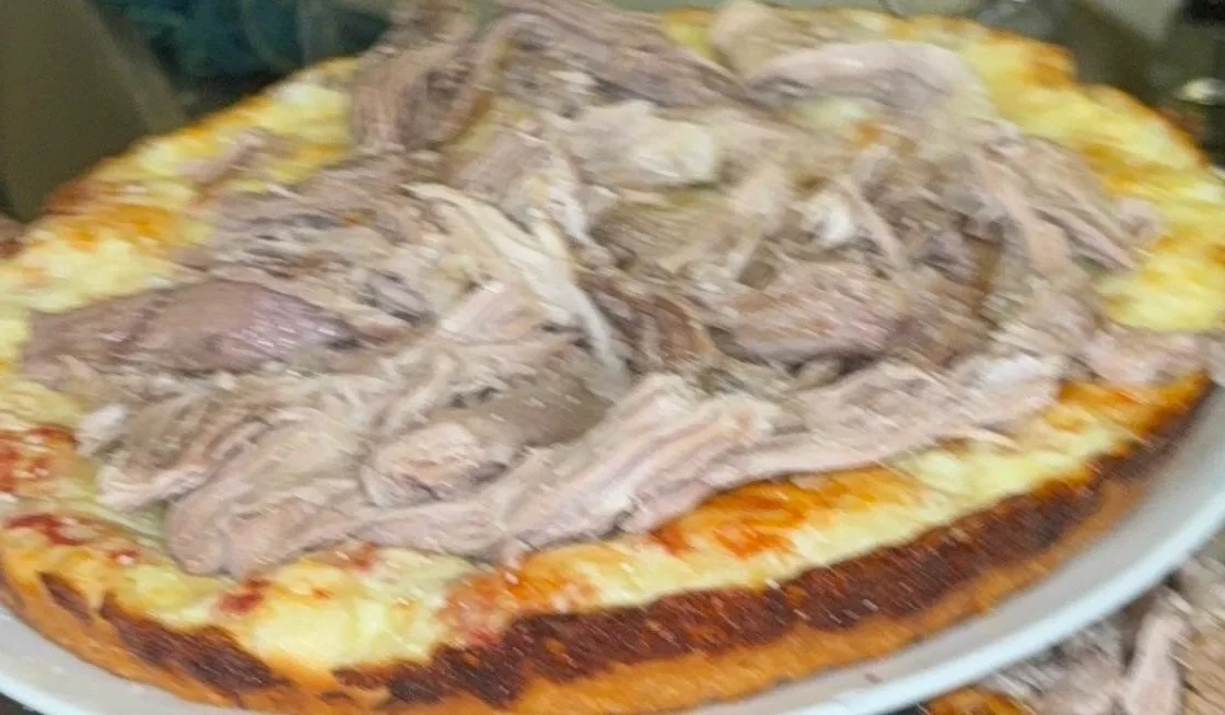 Pizza Tik Tok Cubana con extra de cerdo: tomate, mozzarella y extra de cerdo asado, con masa especial al estilo cubano